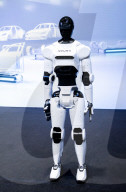 Humanoid robot to help build ships
