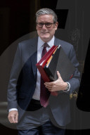 Starmer Departs No10 For PMQs