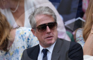 PEOPLE - Der britische Schauspieler Hugh Grant schaut sich am zehnten Tag der 2025 Wimbledon Championships in London das Tennis an