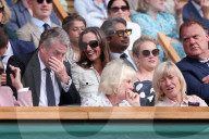 PEOPLE - Der britische Schauspieler Hugh Grant schaut sich am zehnten Tag der 2025 Wimbledon Championships in London das Tennis an