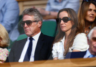 PEOPLE - Der britische Schauspieler Hugh Grant schaut sich am zehnten Tag der 2025 Wimbledon Championships in London das Tennis an