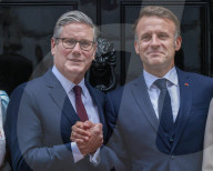 Kier Starmer Greets Emmanuel Macron to N010