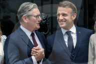 Kier Starmer Greets Emmanuel Macron to N010