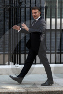 Kier Starmer Greets Emmanuel Macron to N010