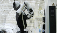 Robot can swap its own batteries autonomously