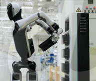 Robot can swap its own batteries autonomously