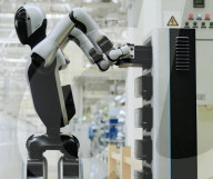 Robot can swap its own batteries autonomously