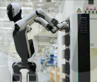Robot can swap its own batteries autonomously