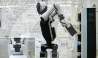 Robot can swap its own batteries autonomously