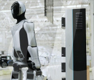 Robot can swap its own batteries autonomously