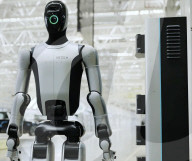 Robot can swap its own batteries autonomously