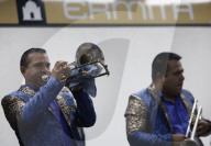 Sinaloan Band From The Ministry Of Citizen Security Surprises Subway Riders In Mexico City
