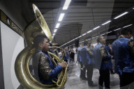 Sinaloan Band From The Ministry Of Citizen Security Surprises Subway Riders In Mexico City