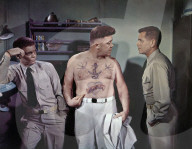PRENEZ GARDE A LA FLOTTE - DON'T GO NEAR THE WATER (1957)