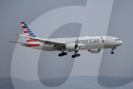An American Airlines Boeing 777-223(ER) landing at Barcelona Airport
