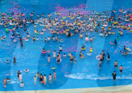 Tourists Enjoy Coolness in Huai 'an
