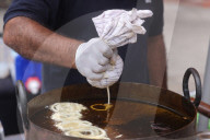 Man Fries Jalebis In Toronto