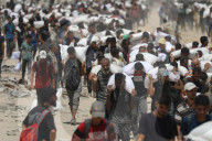 Gazans endure long walks to trucks carrying humanitarian aid