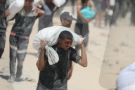 Gazans endure long walks to trucks carrying humanitarian aid