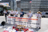 Seoul Activists Protest U.S. Tariff Pressure Across From Embassy, Signal Boycott Threat