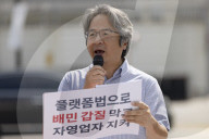 Seoul Activists Protest U.S. Tariff Pressure Across From Embassy, Signal Boycott Threat