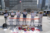 Seoul Activists Protest U.S. Tariff Pressure Across From Embassy, Signal Boycott Threat