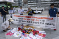 Seoul Activists Protest U.S. Tariff Pressure Across From Embassy, Signal Boycott Threat