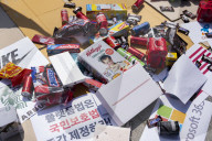 Seoul Activists Protest U.S. Tariff Pressure Across From Embassy, Signal Boycott Threat
