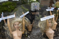 DC: DC resident hold a Epstein’s file flash mock