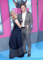 PEOPLE - Sie sind ein Paar: Pamela Anderson and Liam Neeson an der Filmpremiere "The Naked Gun"