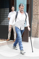 PEOPLE - Jim Curtis, Jennifer Anistons angeblicher neuer Freund, geht am Stock in New York City