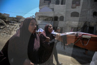Gazans carry bodies Israeli strike casualties