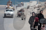 Palestinians flee to central and southern Gaza