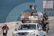 Palestinians flee to central and southern Gaza