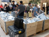 NEWS - Modena: Verlorene Amazon-Pakete werden nach Gewicht verkauft