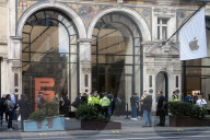 Londoners queue for iPhone 17