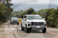 *PREMIUM-EXCLUSIVE* Taylor Swift arrives at Selena Gomez & Benny Blanco's wedding in Santa Barbara!