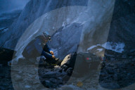 FEATURE - Ohne Sauerstoff: Der polnische Skibergsteiger Andrzej Bargiel ist als erster Mensch vom Gipfel des Mount Everest auf Skiern ins Basislager zurückgekehrt