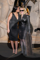 PEOPLE - Madonna bei der Saint Laurent Frühjahr/Sommer 2026 Show in Paris