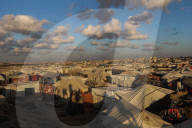 Displaced Palestinians forced to flee northern Gaza