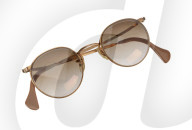 FEATURE - Anlässlich seines 85. Geburtstags: Propstore versteigert John Lennon Memorabilien inklusive seiner ikonische Brille