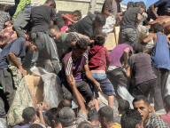 Food distribution in Khan Younis