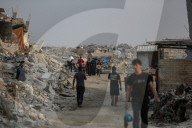 Palestinians returning to Jabalia buildings reduced to rubble