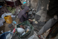 Palestinians returning to Jabalia buildings reduced to rubble