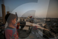 Palestinians returning to Jabalia buildings reduced to rubble