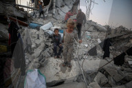 Palestinians returning to Jabalia buildings reduced to rubble