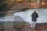 Aus für Surfer? Die Münchner Eisbachwelle sorgt weiter für Aufregung