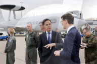 NATO-Generalsekretär Mark Rutte und NRW-Ministerpräsident Hendrik Wüst beim Besuch der NATO-Aufklärungseinheit in Geilenkirchen