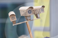 Demonstranten protestieren gegen religiöse Repression in China auf der Frankfurter Buchmesse 2025