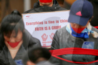 Demonstranten protestieren gegen religiöse Repression in China auf der Frankfurter Buchmesse 2025